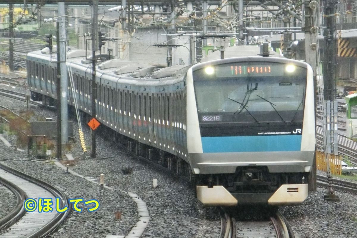 E233 series Keihin-Tohoku Line running on Yamanote Line track at Nishi-Nippori Station