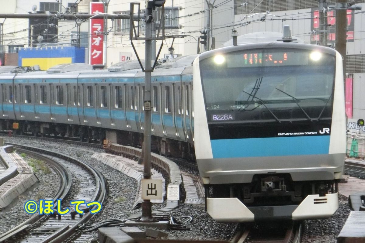 E233 series Keihin-Tohoku Line arriving at Yamanote Line platform at Ueno Station