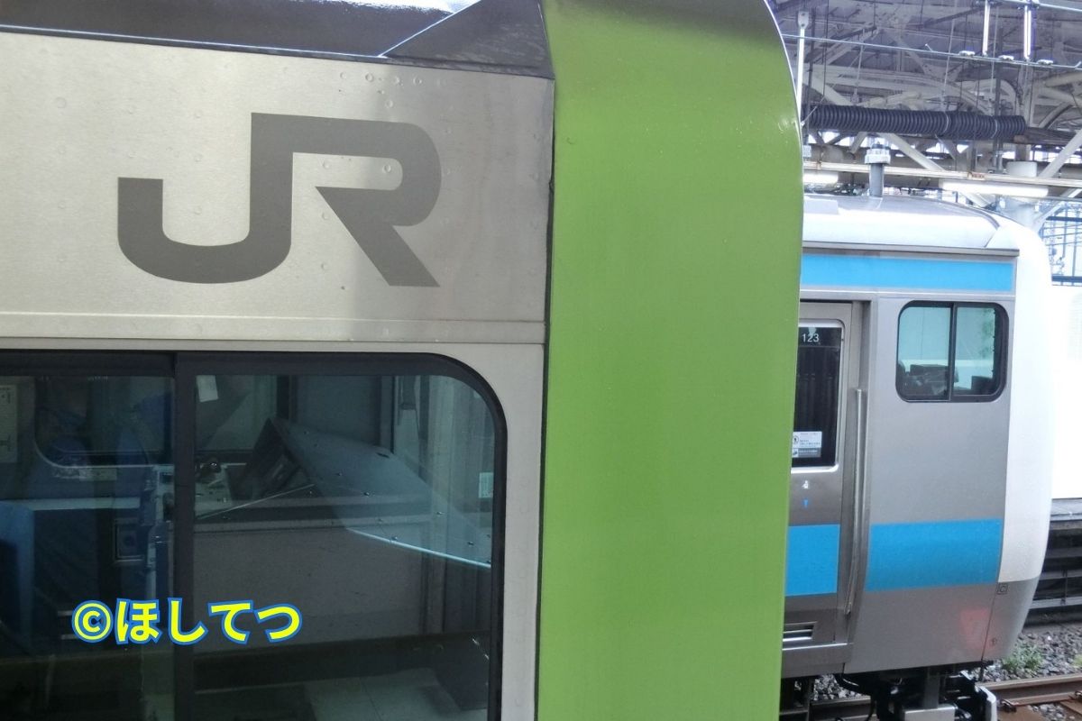 Yamanote Line and Keihin-Tohoku Line trains lined up at Ueno Station