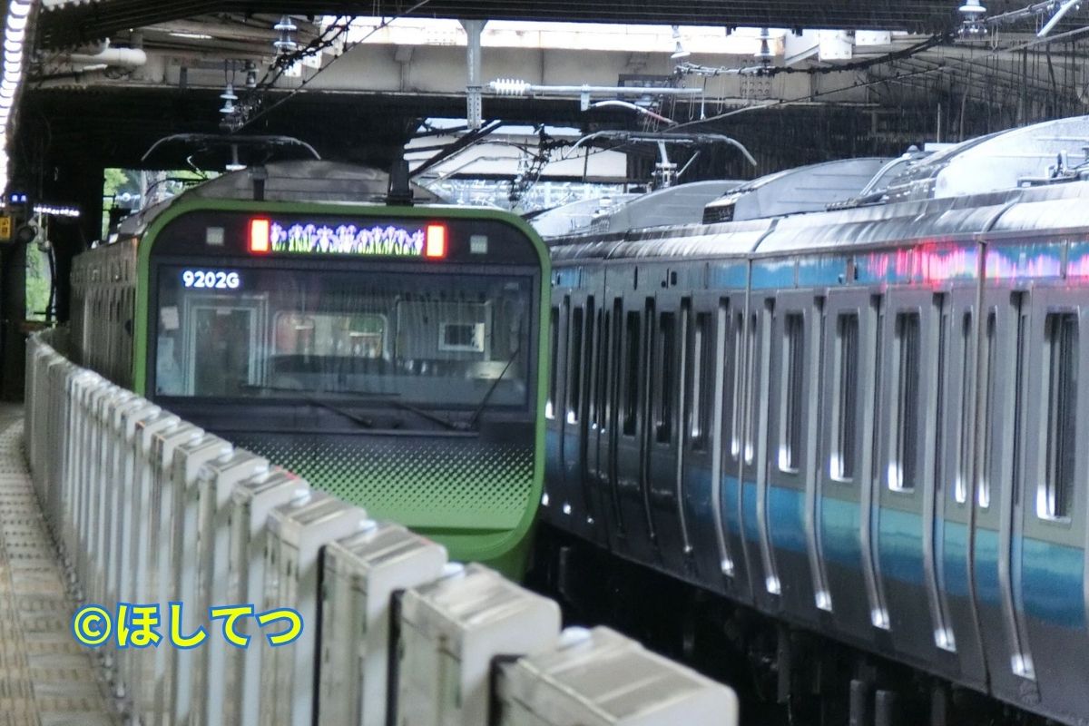 Keihin-Tohoku Line and Yamanote Line trains passing each other at Ueno Station (1)