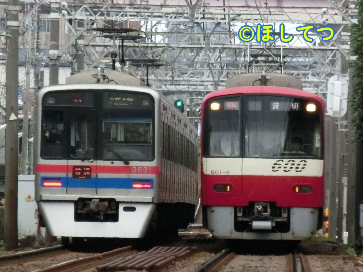 Keikyu 600 series and Keisei 3700 series late model passing each other near Horikiri-Shobuen on the Keisei Main Line