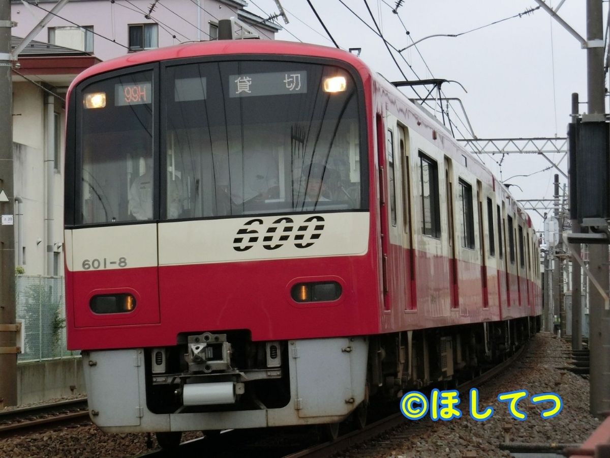 Keikyu 600 series approaching Ohanajaya Station on the Keisei Main Line