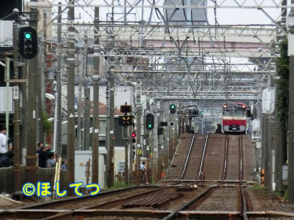 Distant view of Keikyu 600 series passing near Horikiri-Shobuen on the Keisei Main Line