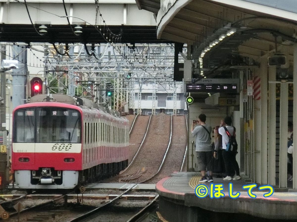 Rear view of Keikyu 600 series passing through Ohanajaya Station on the Keisei Main Line, shot 1