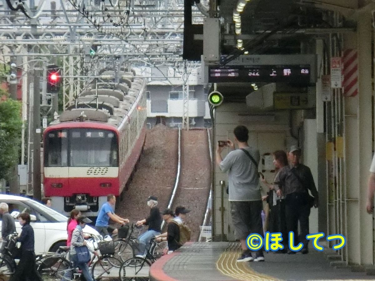 Rear view of Keikyu 600 series passing through Ohanajaya Station on the Keisei Main Line, shot 2