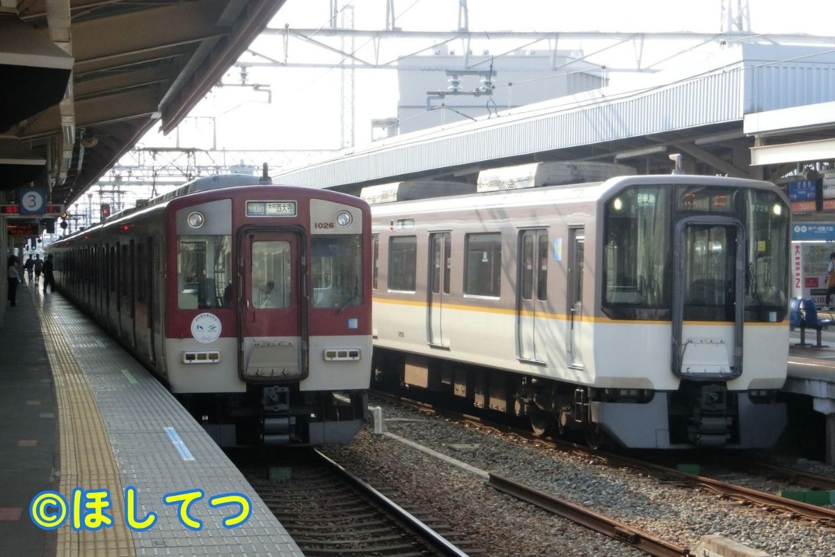 Kintetsu 1026 Series and Kintetsu Series 21 side by side at Amagasaki Station