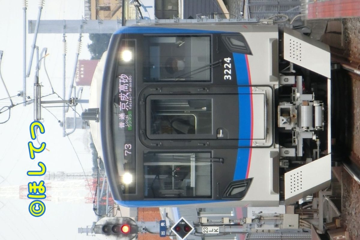 Keisei 3200 Series climbing the elevated track at Keisei Takasago Station
