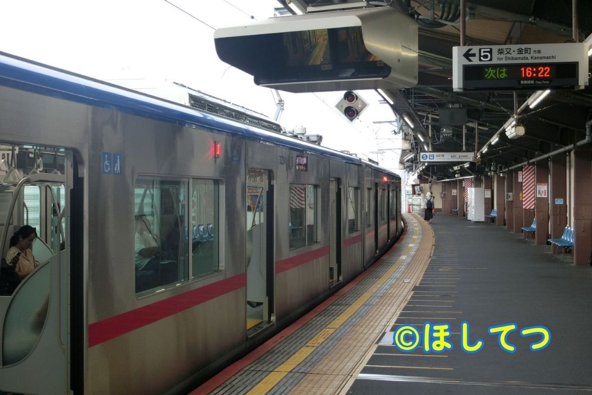 Keisei 3200 Series standing at the Kanamachi Line platform at Keisei Takasago Station
