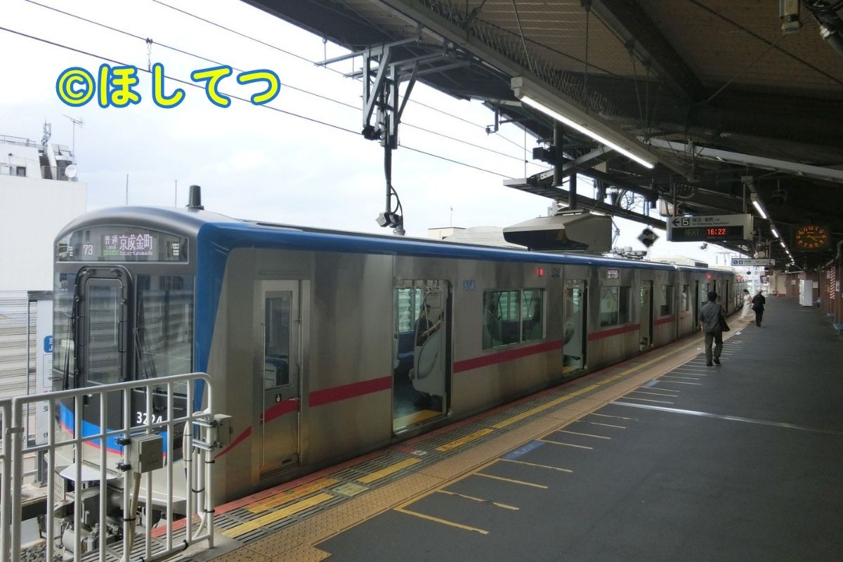 Keisei 3200 Series standing at Keisei Takasago Station, different angle