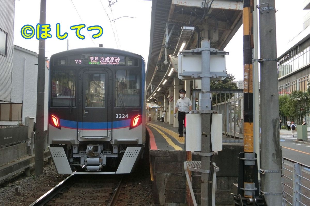 Keisei 3200 Series standing near Keisei Kanamachi Station, viewed from a level crossing