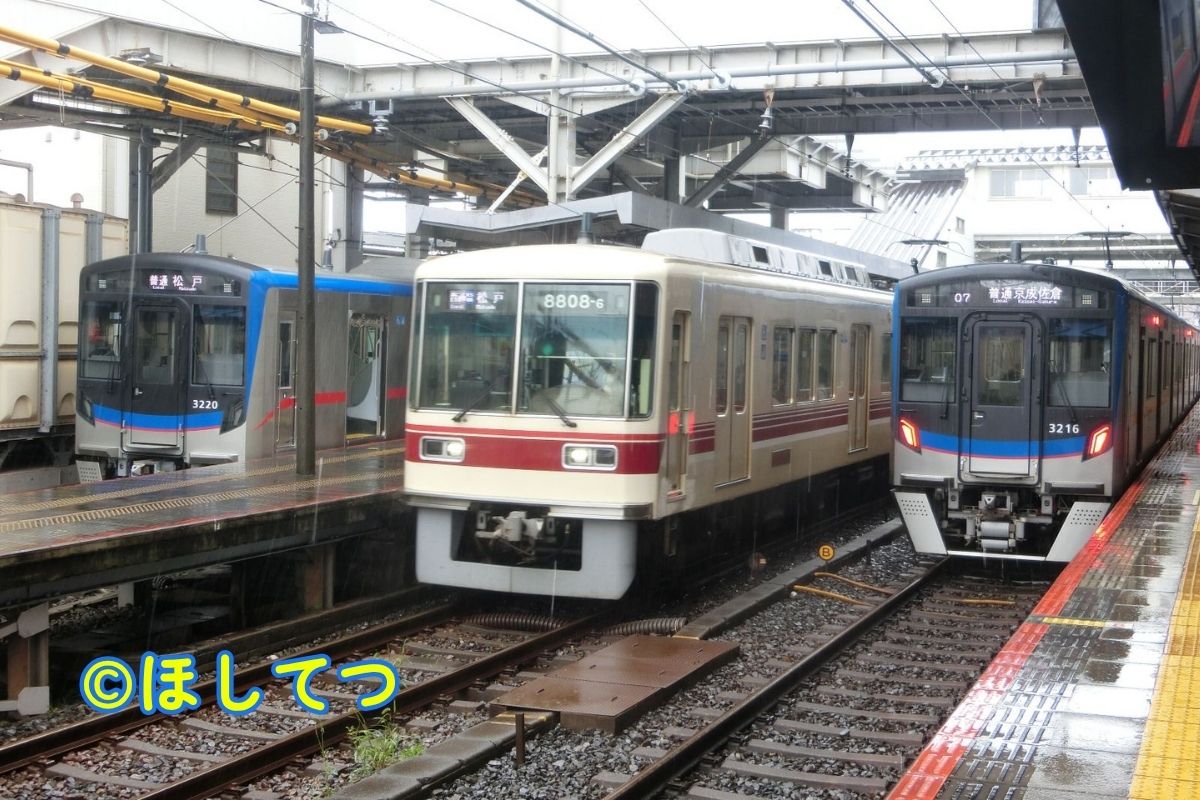 Keisei 8800 Series revival livery between Keisei 3200 Series 3218 and 3229 formations at Keisei Tsudanuma Station