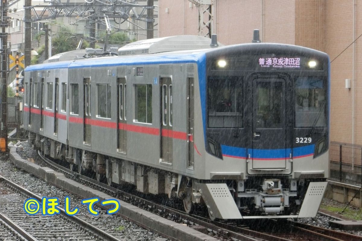 Keisei 3200 Series 3229 six-car formation arriving at Keisei Tsudanuma Station on the Matsudo Line