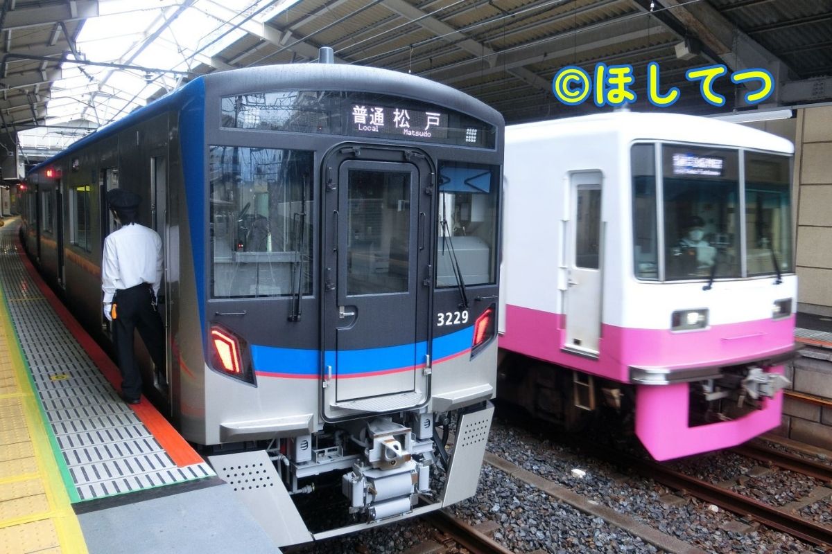Keisei 3200 Series and 8800 Series in Shin-Keisei livery side by side at Shin-Tsudanuma Station