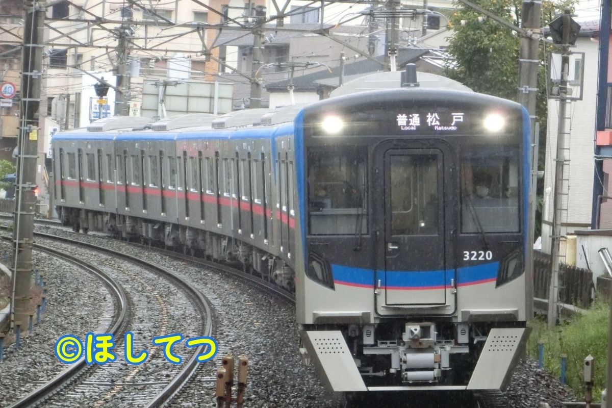 Keisei 3200 Series appearing from the curve near Minoridai Station on the Matsudo Line