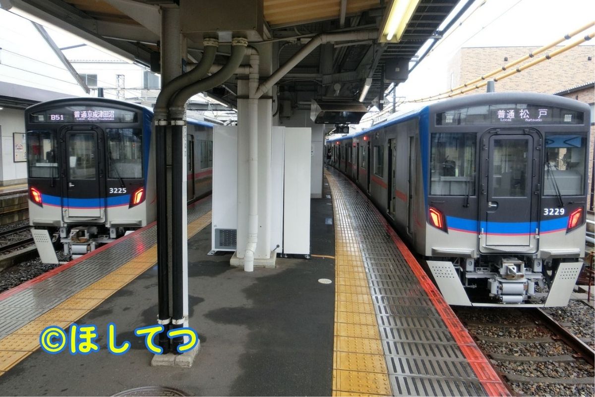 Keisei 3200 Series from Chiharadai and Matsudo Line train side by side at Keisei Tsudanuma Station