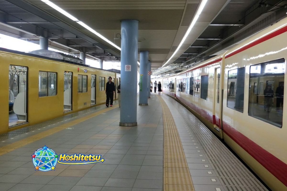 西武新宿線本川越駅 レッドアロークラシックと西武2000系