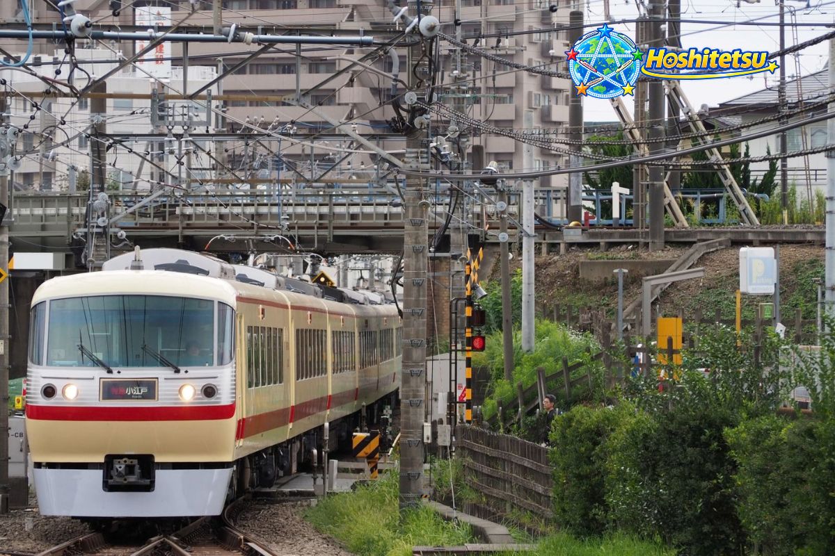 西武新宿線本川越駅 アンダーパスをくぐるレッドアロークラシック