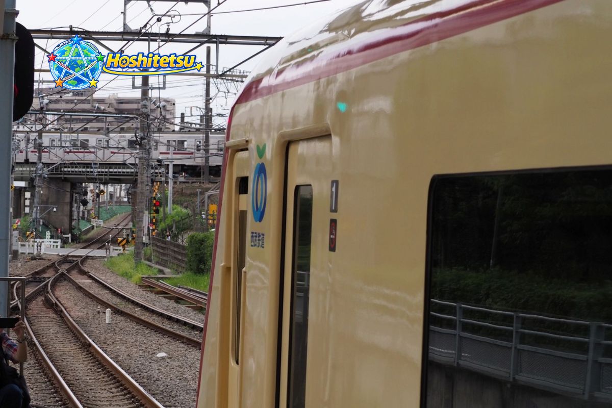 西武新宿線本川越駅 西武10000系レッドアロークラシック