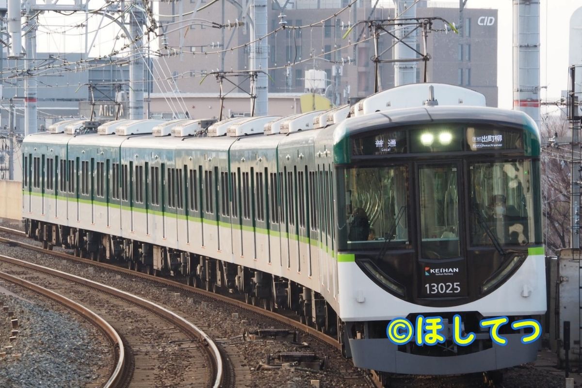 京阪13000系・京阪本線西三荘駅の写真