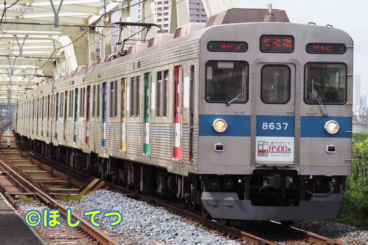 東急電鉄8500系・東武伊勢崎線小菅駅の写真