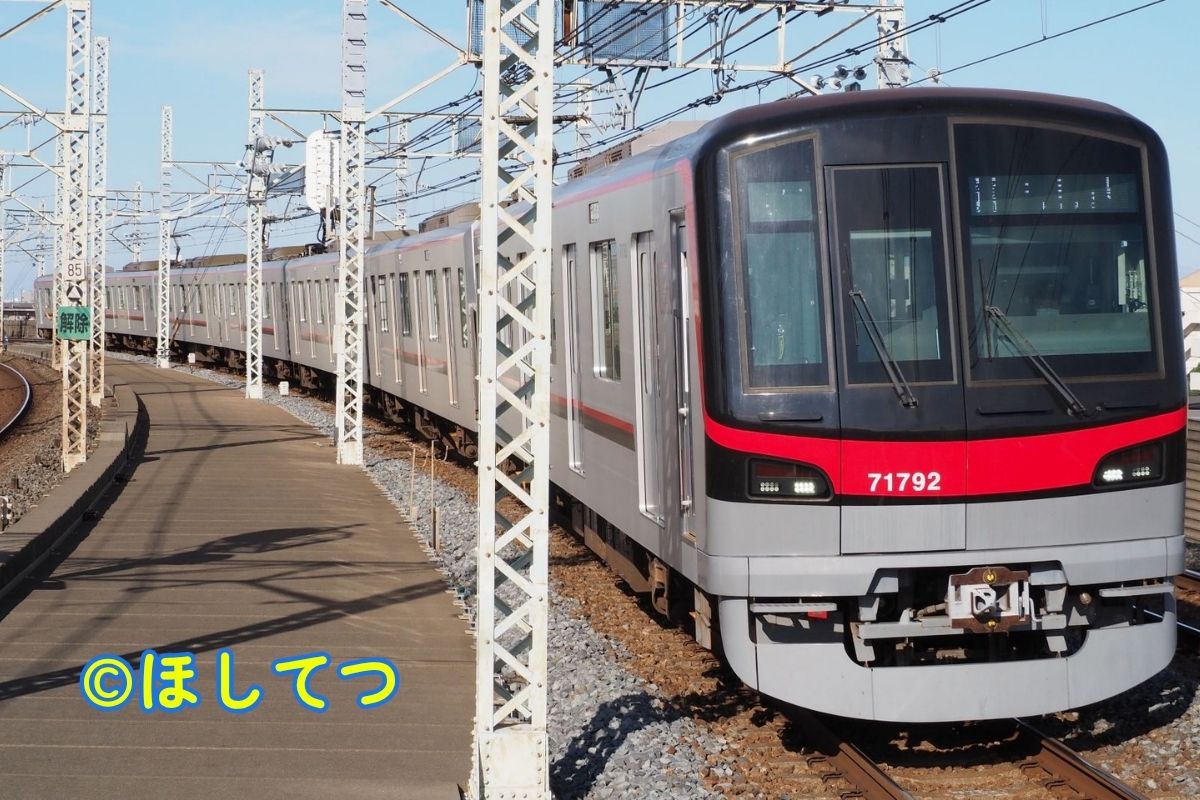 東武鉄道70090系・東武伊勢崎線小菅駅の写真