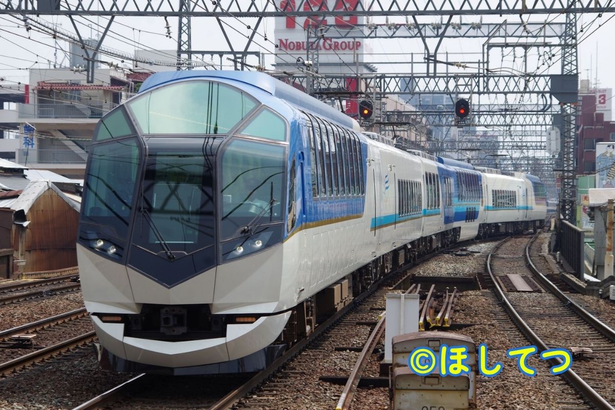 近畿日本鉄道50000系しまかぜ・近鉄大阪線鶴橋駅の写真