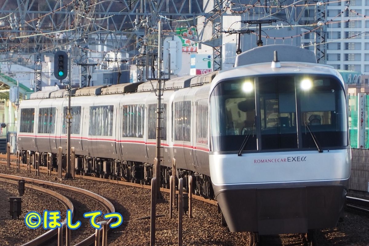 小田急30000形EXEα・小田急小田原線狛江駅の写真