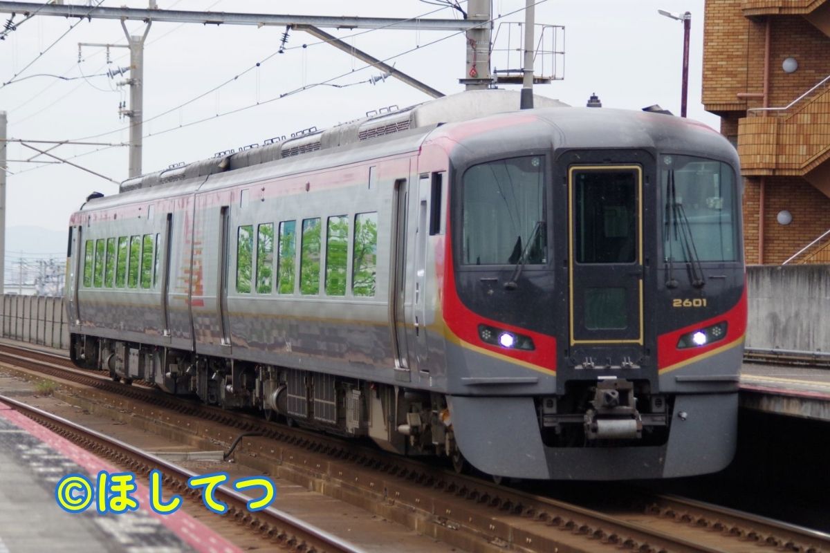 JR四国8000系・予讃線宇多津駅の写真