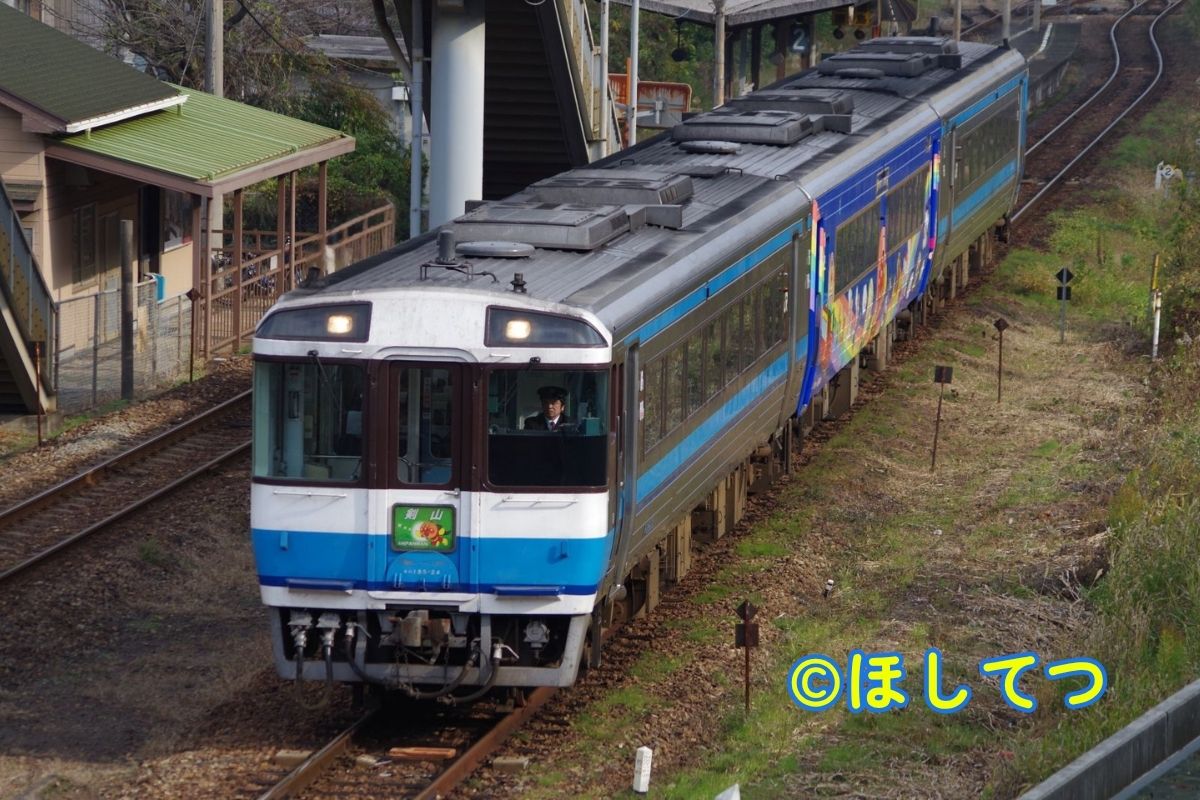 JR四国キハ185系四国色・徳島線佃駅付近の写真