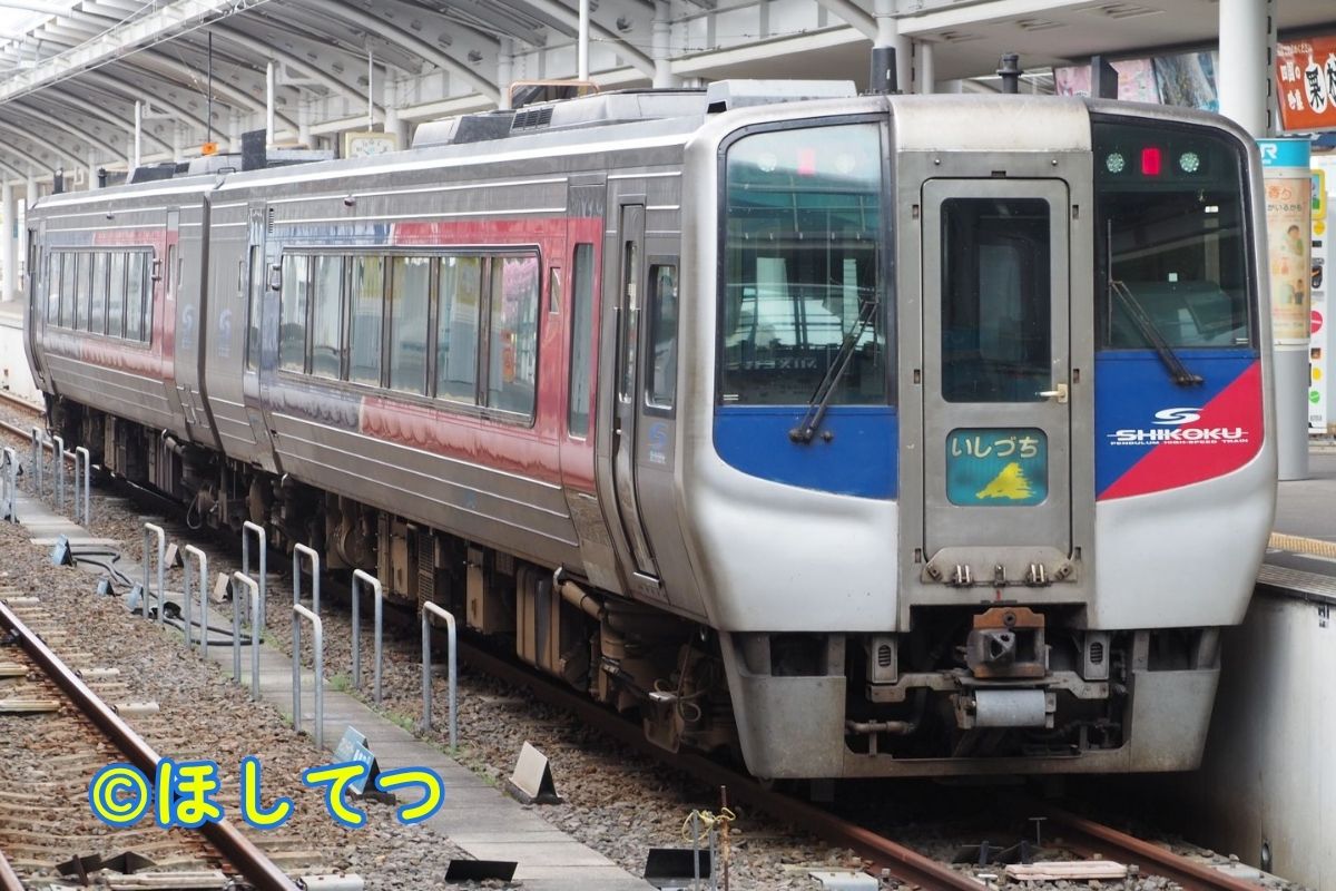 JR四国N2000系・予讃線高松駅の写真