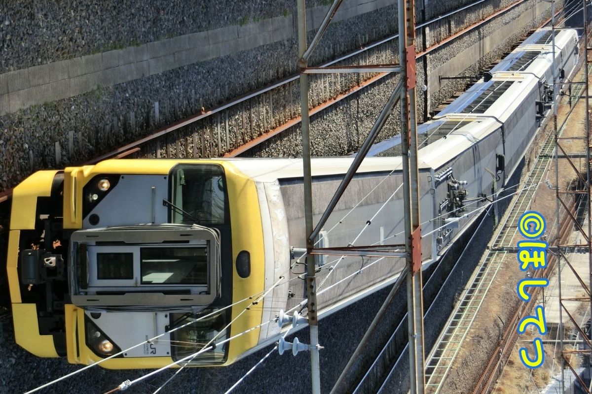 JR東日本E257系500番台さざなみ・わかしお・幕張車両センター（陸橋の上より撮影）の写真