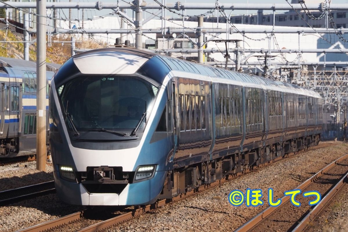 JR東日本E261系サフィール踊り子・東海道本線新子安駅の写真