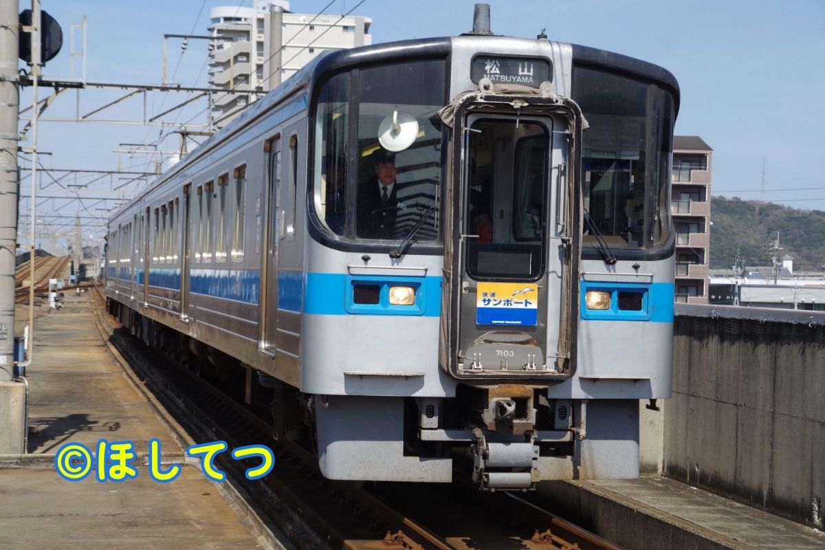 JR四国7000系・予讃線宇多津駅の写真
