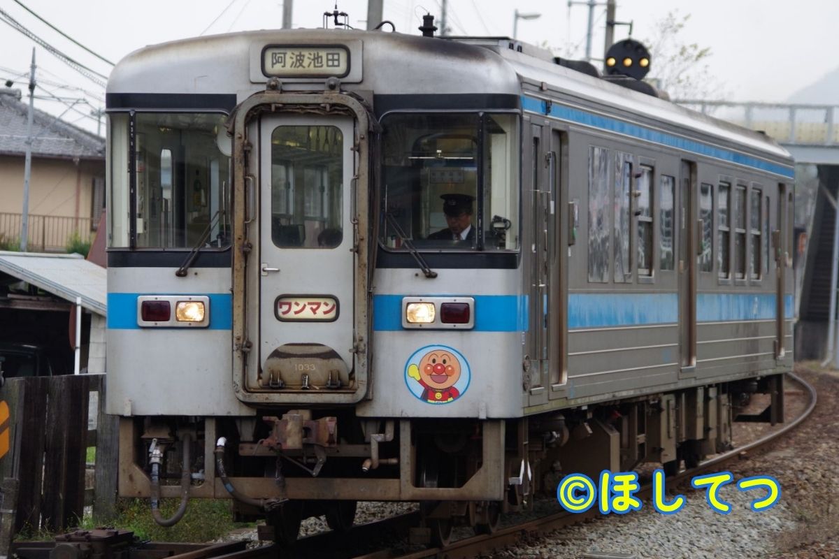 土讃線佃駅付近のJR四国1000形(Dosan Line near Tsukuda Station JR Shikoku 1000 series)