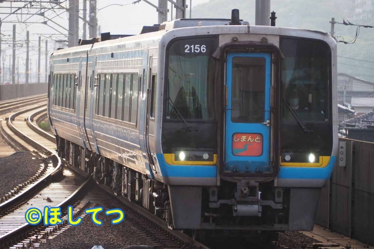 予讃線坂出駅のJR四国2000系(Yosan Line Sakaide Station JR Shikoku 2000 series)