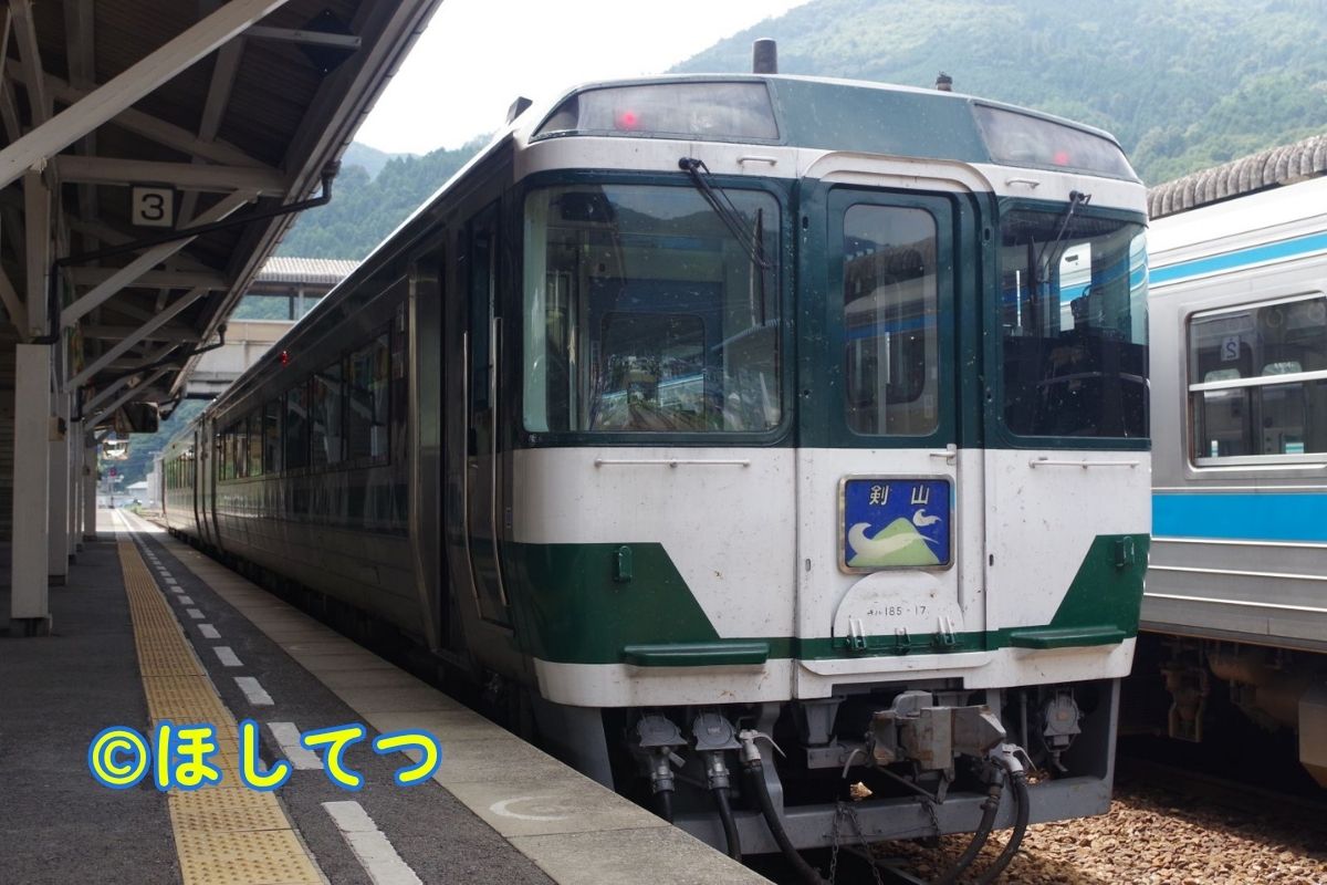 JR四国キハ185系復刻国鉄色の鉄道写真
