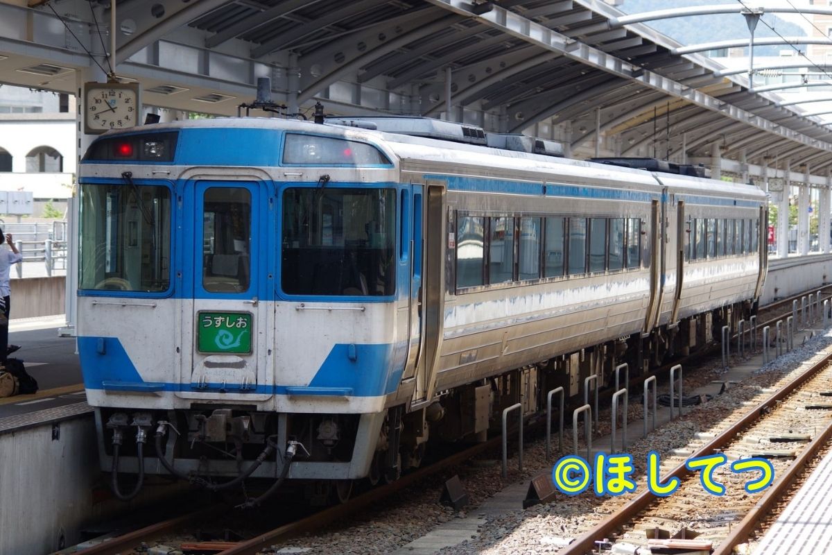 JR四国キハ185系四国色の鉄道写真