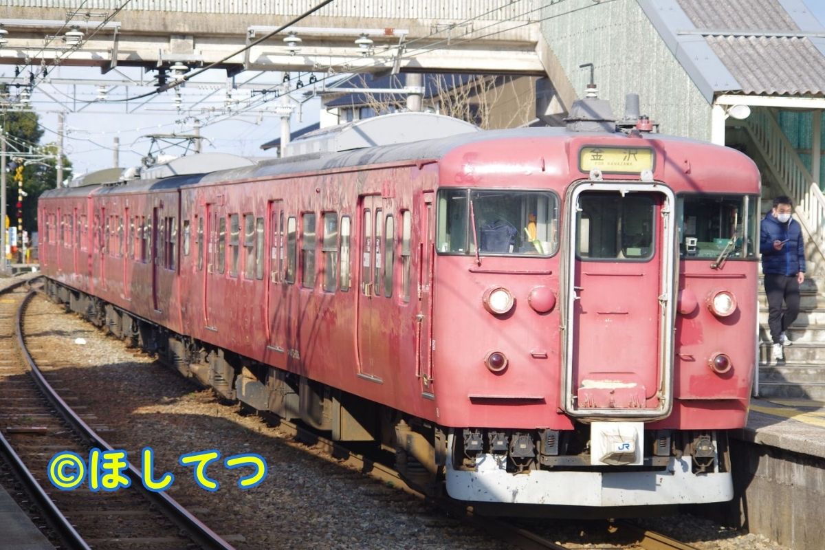 JR西日本415系800番台七尾地域色の鉄道写真